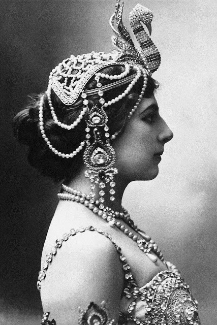  Nữ điệp viên huyền thoại Mata Hari tên thật là Margaretha Geertruida Zelle MacLeod. Sinh năm 1876, Margaretha lấy nghệ danh là Mata Hari (có nghĩa "đôi mắt của ngày" theo tiếng Malaysia). Ảnh chụp năm 1905.